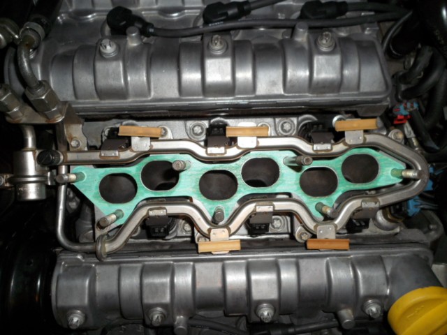 Fuel Rail & Fuel Injectors Fitted.JPG